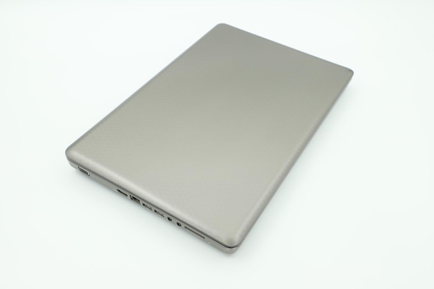 Laptop con coperchio chiuso isolato sfondo bianco senza nome e senza laptop di marca