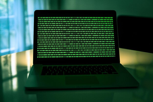 Laptop con numeri verdi sul display tecnologia protezione della sicurezza attacco hacker criminalità informatica