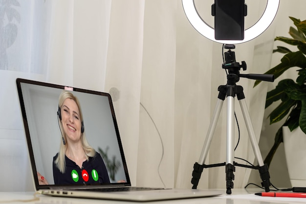 laptop con videoconferenza si trova sul tavolo.