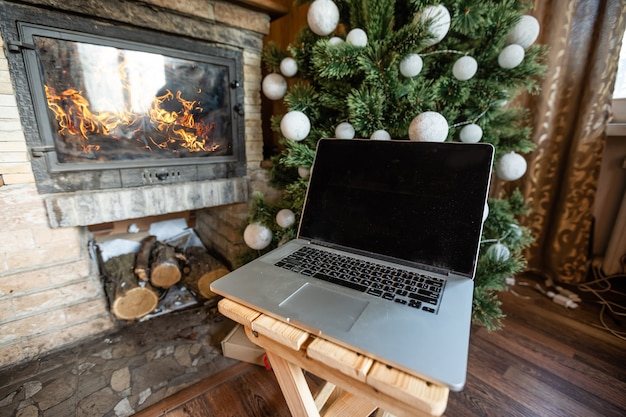 laptop e albero di natale in una vecchia casa di legno