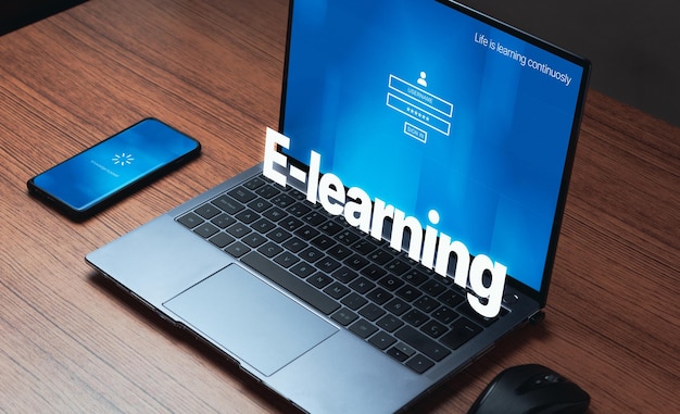 Laptop e smartphone con pagina web di formazione online a distanza. Webinar, corsi, seminari.