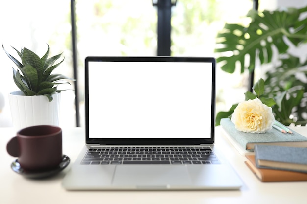 Laptop e tazza di caffè marrone e rosa