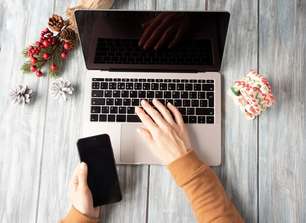 Laptop e telefono con schermo vuoto