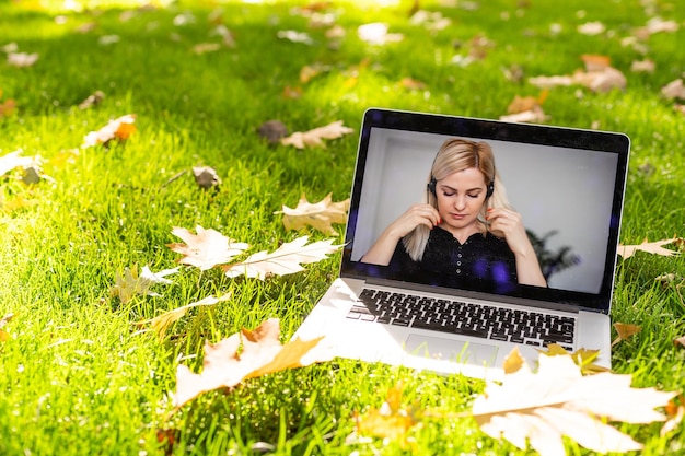 laptop moderno nel paesaggio autunnale