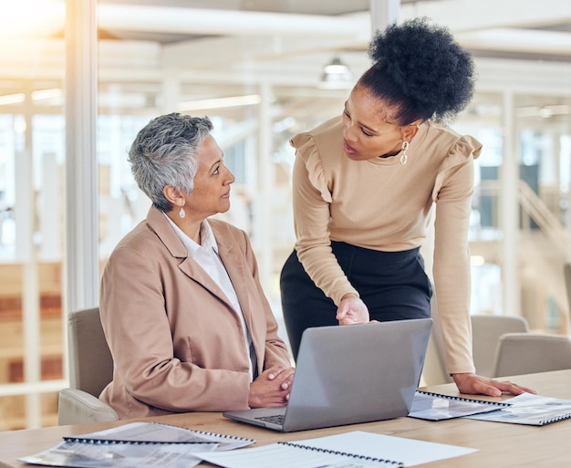 Laptop per uomini d'affari e consulenza sulla formazione o collaborazione e pianificazione del lavoro di squadra con mentore di marketing Manager clienti o donna professionista al computer per idee online e domande di coworking