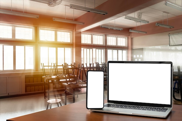 Laptop sul tavolo in primo piano Scuola superiore Vista dell'interno della scuola elementare Durante la pausa semestrale non c'erano studenti