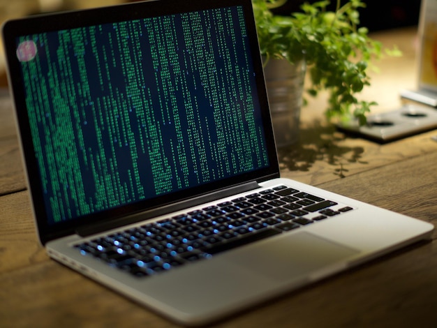 Laptop sul tavolo.
