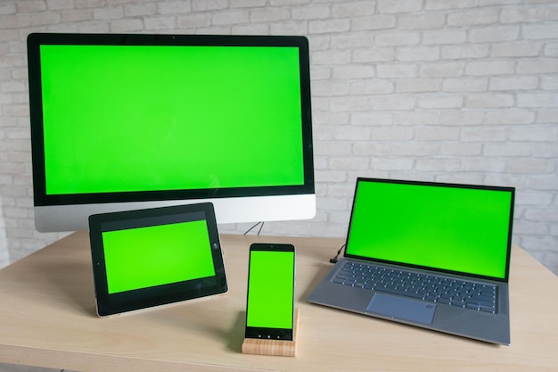 Laptop verde sul tavolo.
