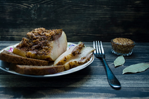 Lardo al forno con spezie, aglio e pane.