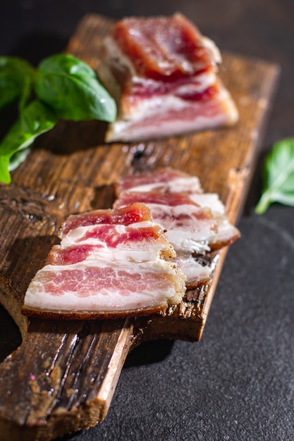 lardo salato crudo fatto in casa grasso di maiale affumicato drycured pasto snack sul tavolo spazio copia cibo