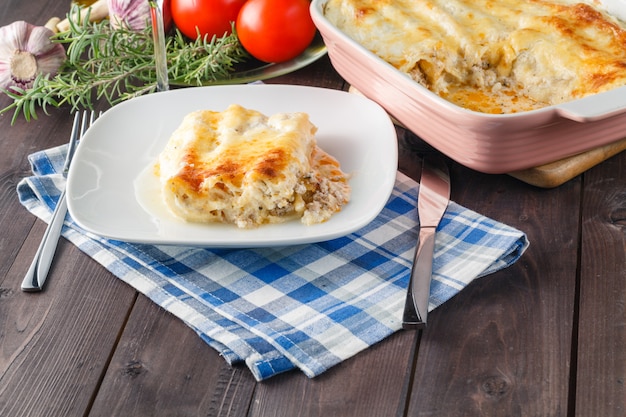 Lasagna con bicchiere di vino