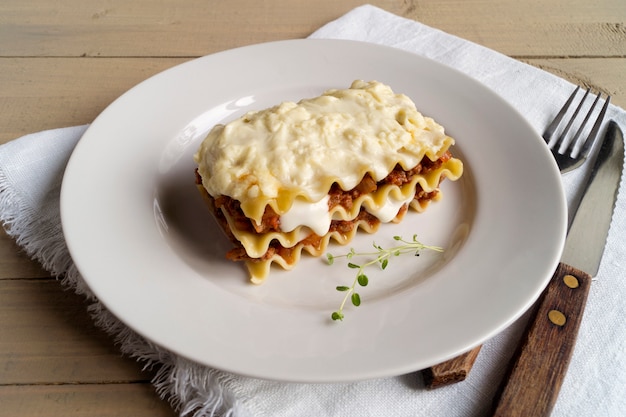 Lasagna di carne su un fondo di legno.