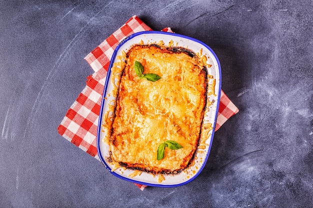 Lasagna italiana tradizionale con verdure, carne macinata e formaggio