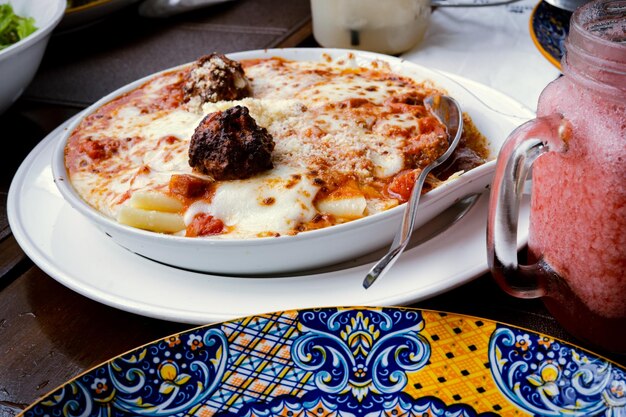 Lasagna servita a tavola per il pranzo