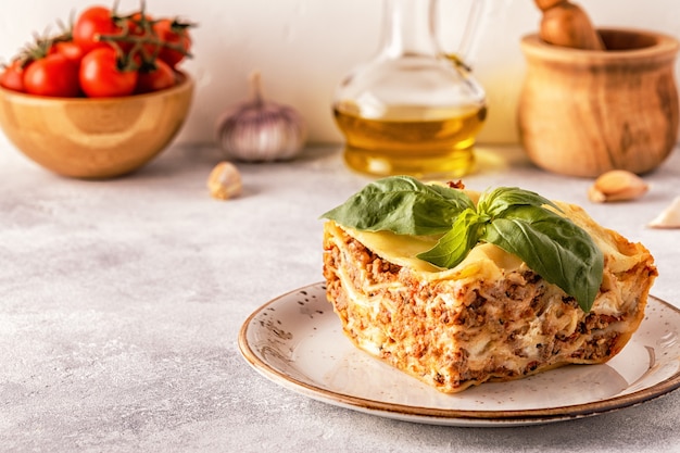 Lasagna tradizionale a base di ragù bolognese di manzo tritato e besciamella condita con foglie di basilico.