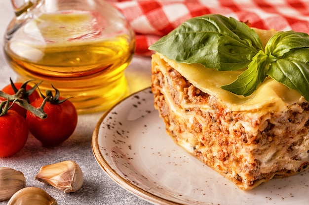 Lasagna tradizionale fatta con ragù alla bolognese di carne macinata