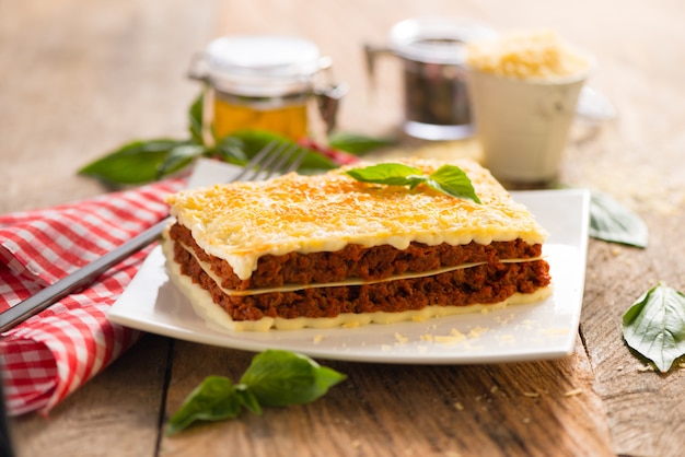 Lasagne al forno con carne e formaggio fuso