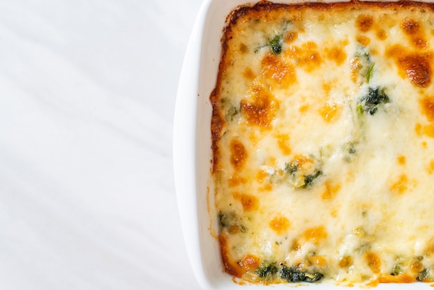 lasagne al forno di spinaci con formaggio in piastra bianca