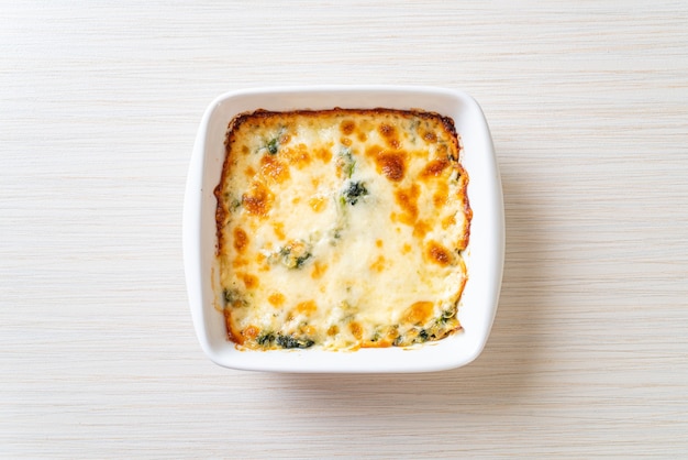 lasagne al forno di spinaci con formaggio in piastra bianca