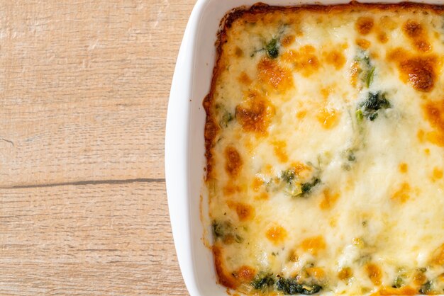 lasagne al forno di spinaci con formaggio in piastra bianca