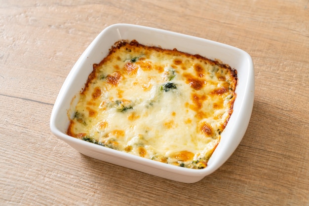 lasagne al forno di spinaci con formaggio in un piatto bianco