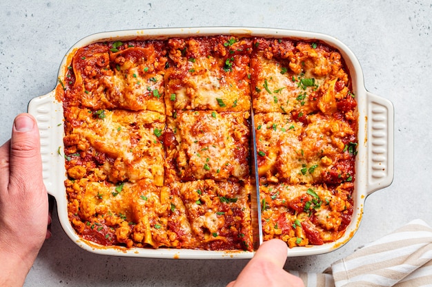 Lasagne al forno italiane tradizionali con carne e formaggio nel piatto. Concetto di cucina italiana.