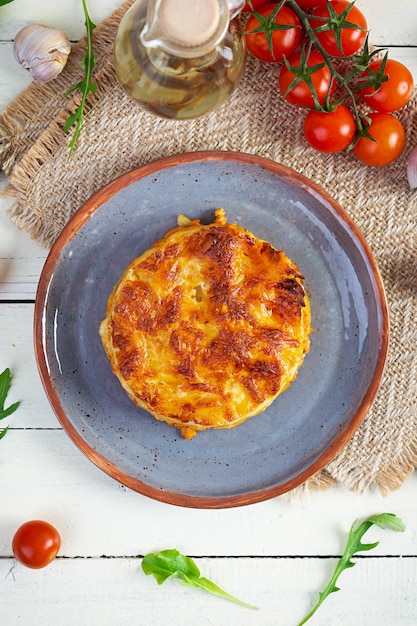 Lasagne classiche con ragù di pollo tritato alla bolognese e besciamella Vista dall'alto