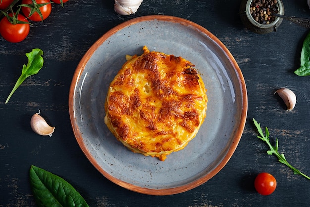 Lasagne classiche con ragù di pollo tritato alla bolognese e besciamella Vista dall'alto