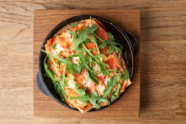 Lasagne con pomodoro e foglia verde Pesce con salsa besciamella Il concetto di alimentazione sanaHalal Food