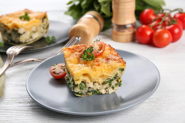 Lasagne con spinaci sul tavolo