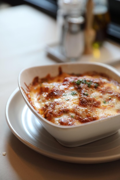 Lasagne di carne di manzo fatte in casa sul piatto nel ristorante, cibo italiano