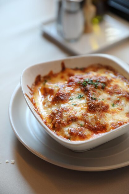 Lasagne di carne di manzo fatte in casa sul piatto nel ristorante, cibo italiano