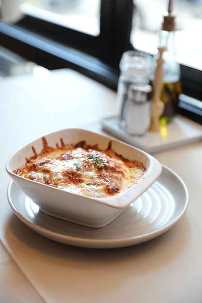 Lasagne di carne di manzo fatte in casa sul piatto nel ristorante, cibo italiano