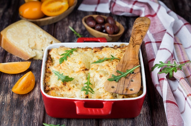 Lasagne di carne italiane fatte in casa sulla tavola di legno