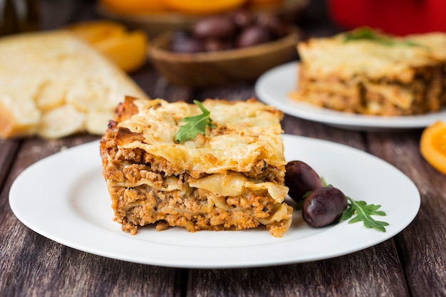 Lasagne di carne italiane fatte in casa sulla tavola di legno