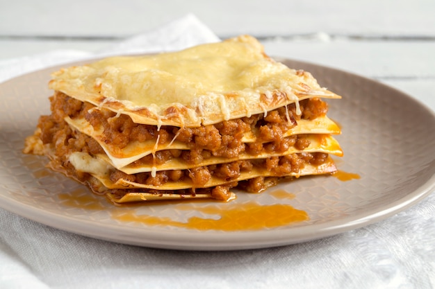 Lasagne di carne su uno sfondo di legno.