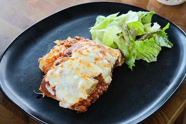 Lasagne italiane con formaggio fuso e lattuga