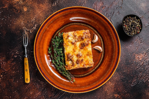 Lasagne italiane con salsa bolognese di pomodoro e carne di manzo tritata su un piatto rustico