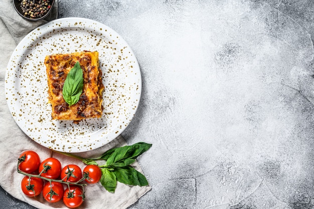 Lasagne italiane fatte in casa con salsa di pomodoro e manzo. Spazio per il testo