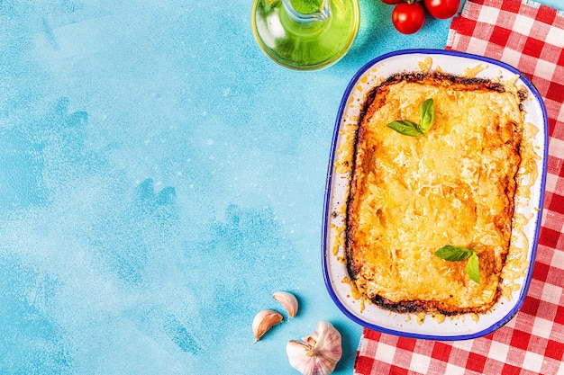 Lasagne italiane tradizionali con verdure, carne macinata e formaggio, vista dall'alto, copia dello spazio.