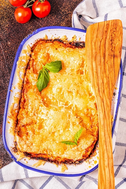 Lasagne italiane tradizionali con verdure, carne macinata e formaggio, vista dall'alto, copia dello spazio.
