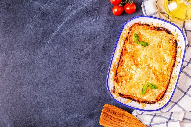 Lasagne italiane tradizionali con verdure, carne macinata e formaggio, vista dall'alto, copia dello spazio.