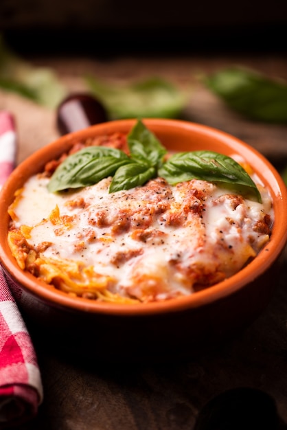 Lasagne tradizionali in una casseruola sul tavolo di legno