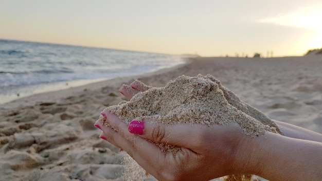 Lasciando scappare la sabbia tra le dita delle mani