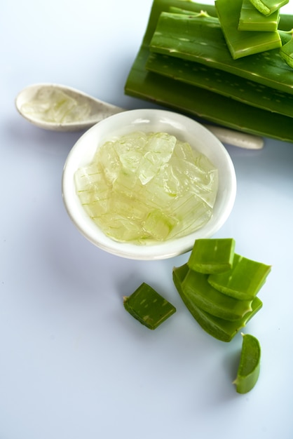 Lasciano delle fette di Aloe Vera e gel di Aloe Vera in una ciotola. L'Aloe Vera è una medicina a base di erbe molto utile per la cura della pelle e dei capelli.