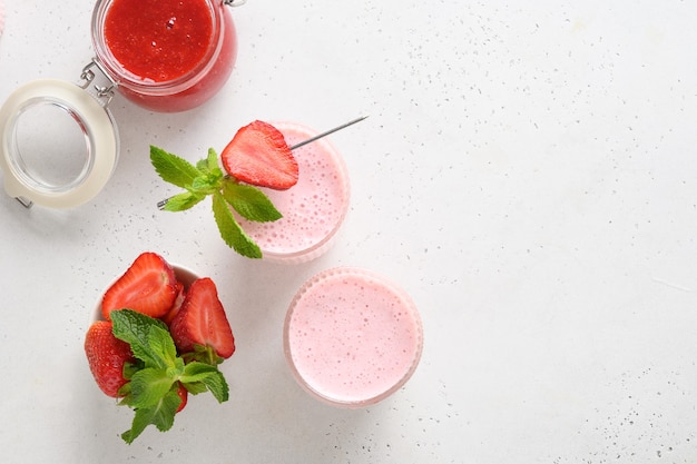 Lassi indiano alla fragola o frullato su sfondo bianco