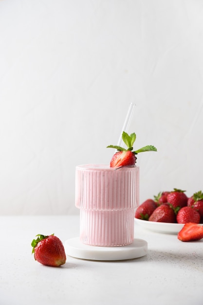 Lassi indiano alla fragola o frullato su sfondo bianco