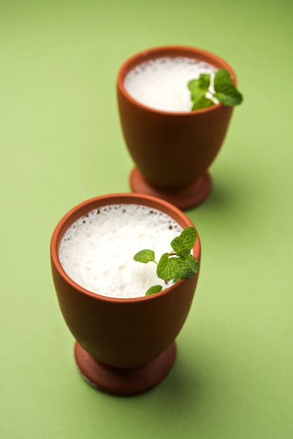 Lassie o lassi in vetro terracotta - Lassi è un'autentica bevanda fredda indiana composta da cagliata e latte e zucchero