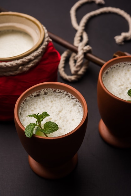 Lassie o lassi in vetro terracotta - Lassi è un'autentica bevanda fredda indiana composta da cagliata e latte e zucchero