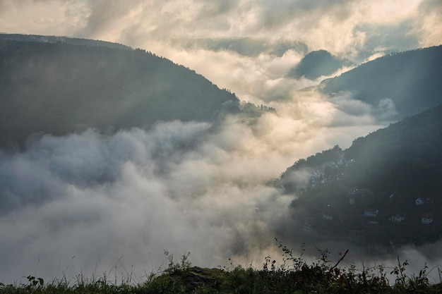 lasso di tempo di nuvole in montagna